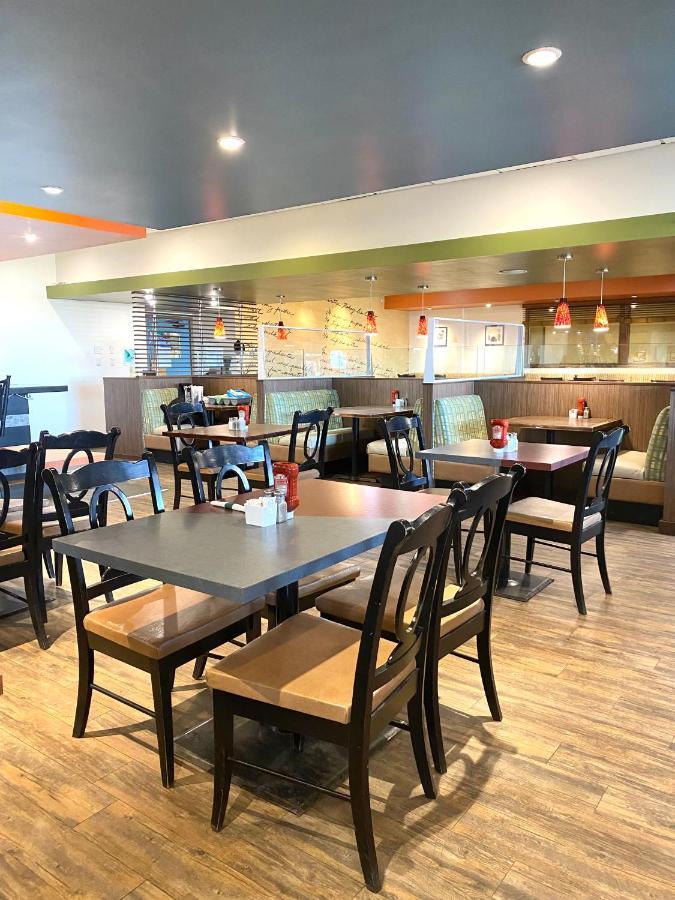 דוסון קריק The George Dawson Inn & Conference Centre מראה חיצוני תמונה